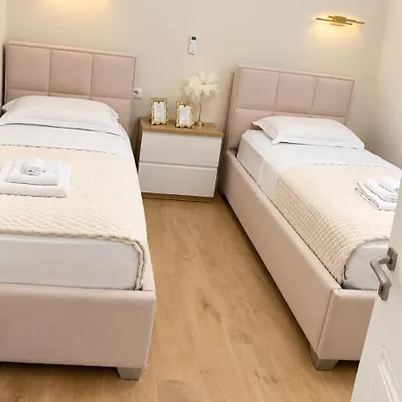 As - Private With Free Parking Appartement